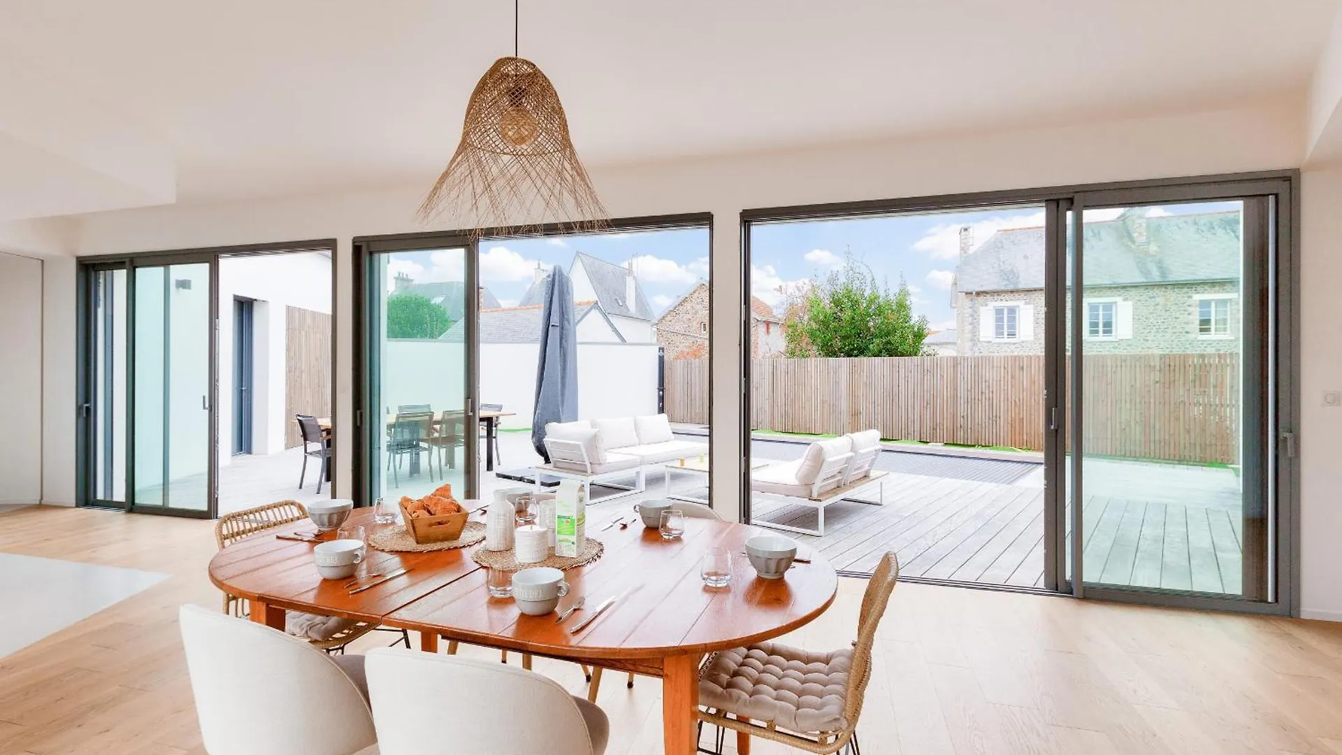 Contacten van 800M De La Plage, Maison Neuve Pour 10, Piscine